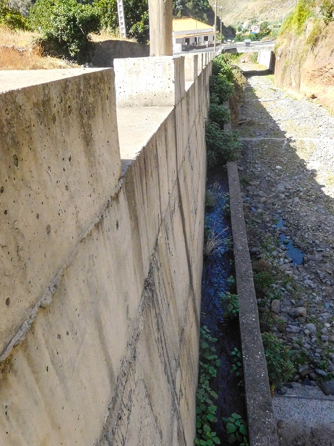 17 de agosto de 2017 3 levadas no vale inferior de Tabua — Início da Levada da Corujeira e o cruzamento da estrada — foto 2