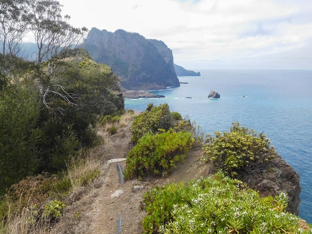 Levada do Poco do Arvoredo — Verrohrt entlang der Abbruchkante — Foto 1