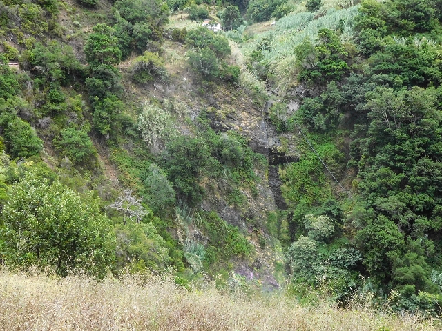 Levada da Maiata — Madre, afluência da Levada da Portela e tubagem no Corrego da Nozelha — foto 5