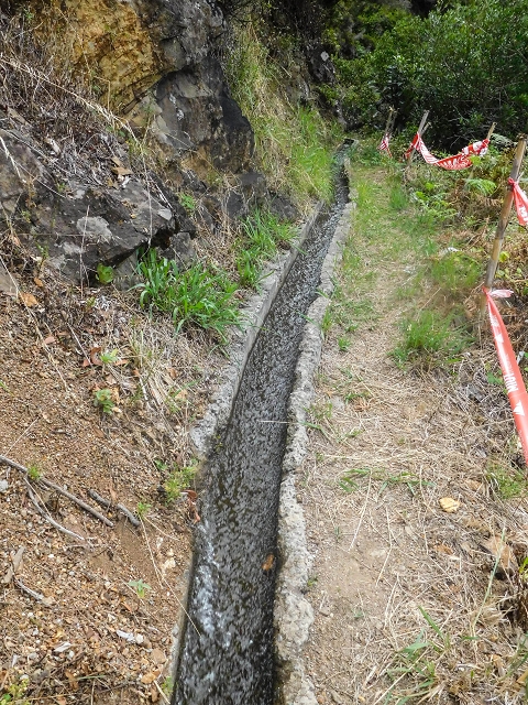 Levada da Fajazinha — The passage along the gorge — photo 2