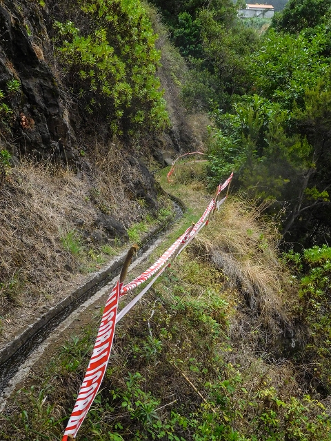 Levada da Fajazinha — The passage along the gorge — photo 1