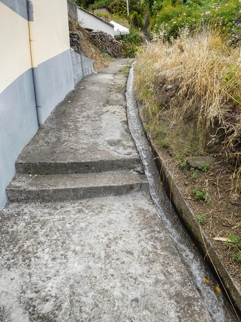 Levada da Portela — Levada aberta no troço inferior — foto 3