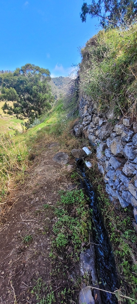 Levada da Fonte Grande — O curto troço a céu aberto da Levada da Fonte Grande — foto 1