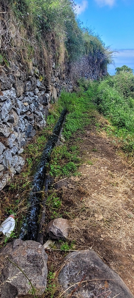 Levada da Fonte Grande — O curto troço a céu aberto da Levada da Fonte Grande — foto 3