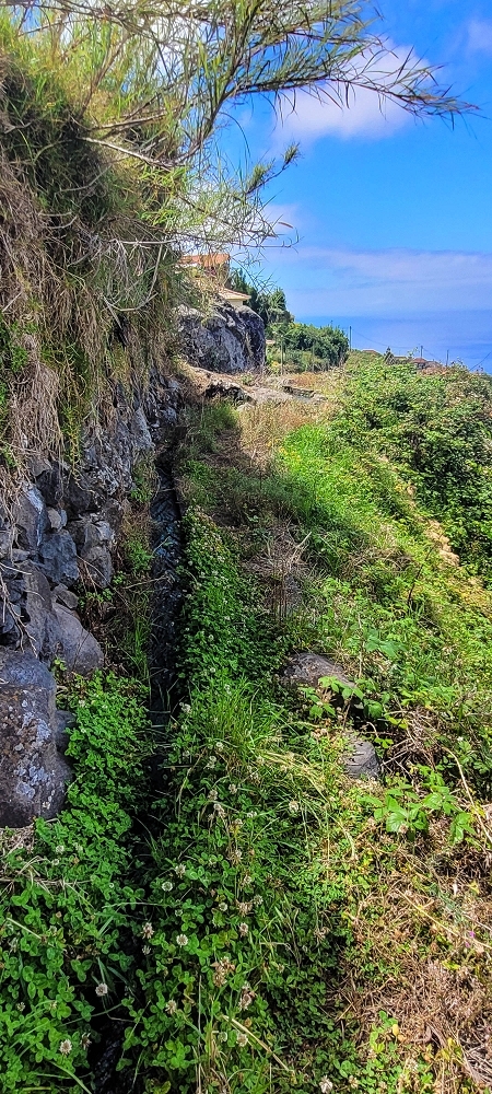 Levada da Fonte Grande — O curto troço a céu aberto da Levada da Fonte Grande — foto 4