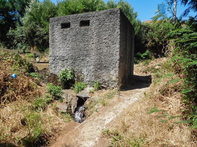 19 August 2017 On the trail of the Levada do Pico do Arvoredo in and around Camacha — Along the road to the levada house and the present course of the water on to the reservoir — photo 4
