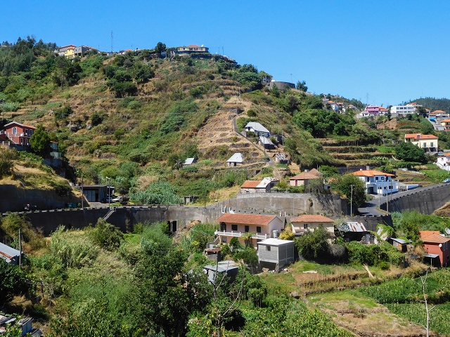 19 August 2017 On the trail of the Levada do Pico do Arvoredo in and around Camacha — Back to the Levada dos Tornos — photo 6