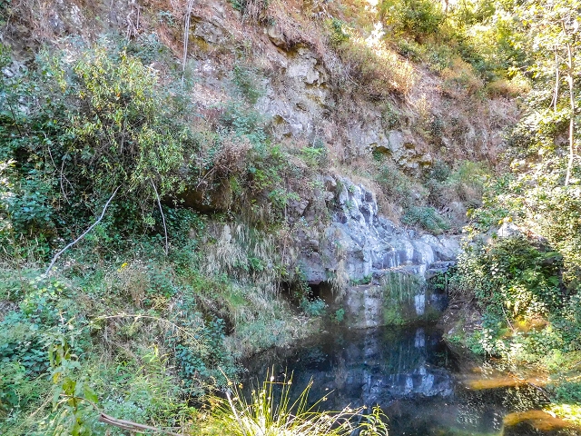19 August 2017 On the trail of the Levada do Pico do Arvoredo in and around Camacha — Madre area: the Madre and the path from above to the start of the inaccessible tunnel — photo 16