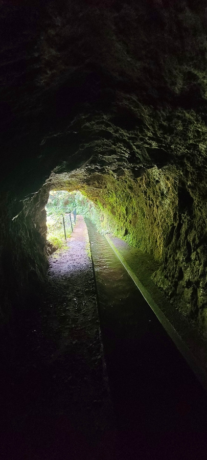 20 de junho de 2024 Túnel da Levada da Rocha Vermelha, a lagoa verde e o Furado Velho — Da entrada do túnel até à ponte — foto 10
