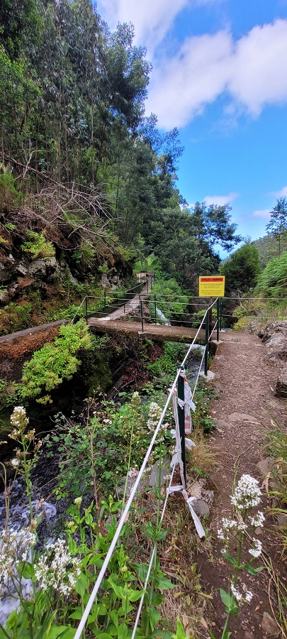 20 de junho de 2024 Túnel da Levada da Rocha Vermelha, a lagoa verde e o Furado Velho — Descida até à saída do longo túnel da Rocha Vermelha — foto 3