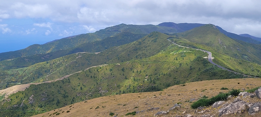 20 de junho de 2024 Túnel da Levada da Rocha Vermelha, a lagoa verde e o Furado Velho — Pico Gordo e regresso pela giesta — foto 2