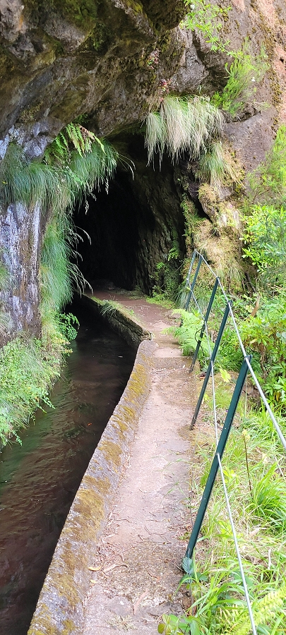 20 de junho de 2024 Túnel da Levada da Rocha Vermelha, a lagoa verde e o Furado Velho — Da entrada do túnel até à ponte — foto 1