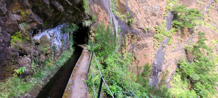 20 de junho de 2024 Túnel da Levada da Rocha Vermelha, a lagoa verde e o Furado Velho — Da entrada do túnel até à ponte — foto 2