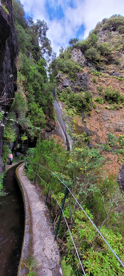20 de junho de 2024 Túnel da Levada da Rocha Vermelha, a lagoa verde e o Furado Velho — Da entrada do túnel até à ponte — foto 3