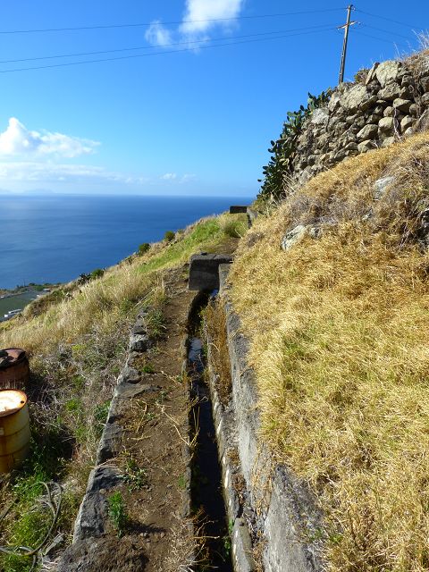 20.07.2014 Canical, Pico Castanho, Pico do Facho, Canical — Auf der Levada do Canical inf. und dem Hauptast zum Canicaltunnel — Foto 2