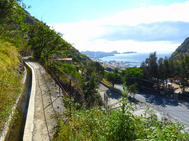 20.07.2014 Canical, Pico Castanho, Pico do Facho, Canical — In Fliessrichtung bis zum Aufstieg zum Pico das Rocadas — Foto 2