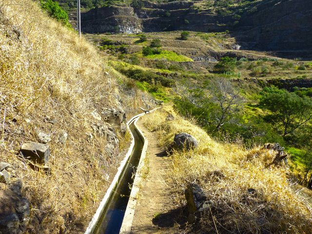 20.07.2014 Canical, Pico Castanho, Pico do Facho, Canical — In Fliessrichtung bis zum Aufstieg zum Pico das Rocadas — Foto 3