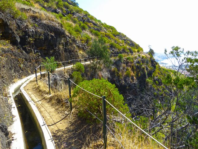 20.07.2014 Canical, Pico Castanho, Pico do Facho, Canical — In Fliessrichtung bis zum Aufstieg zum Pico das Rocadas — Foto 6