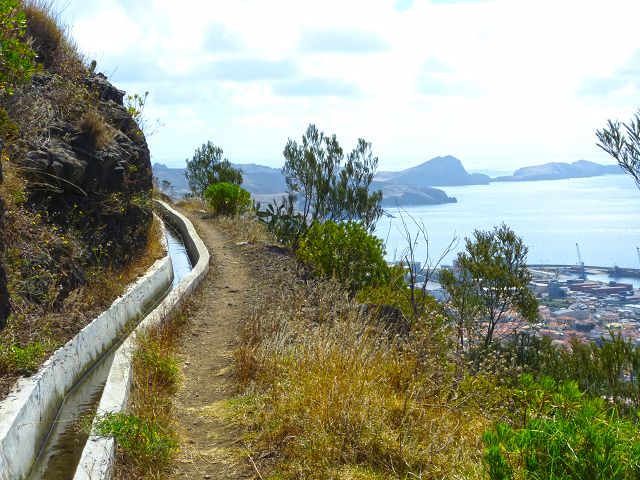 20.07.2014 Canical, Pico Castanho, Pico do Facho, Canical — In Fliessrichtung bis zum Aufstieg zum Pico das Rocadas — Foto 8
