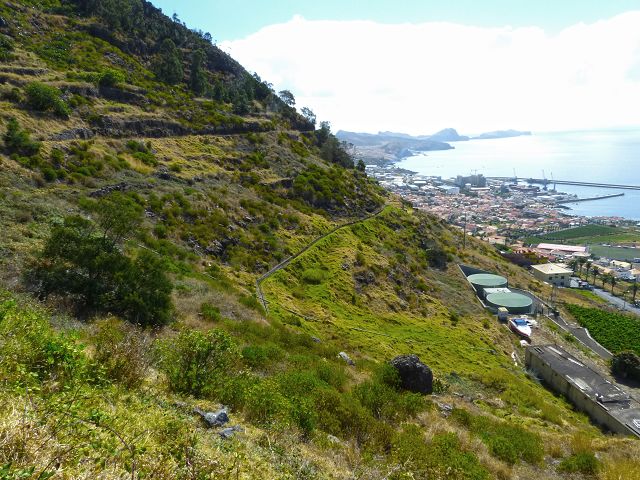 20.07.2014 Canical, Pico Castanho, Pico do Facho, Canical — In Fliessrichtung bis zum Aufstieg zum Pico das Rocadas — Foto 9