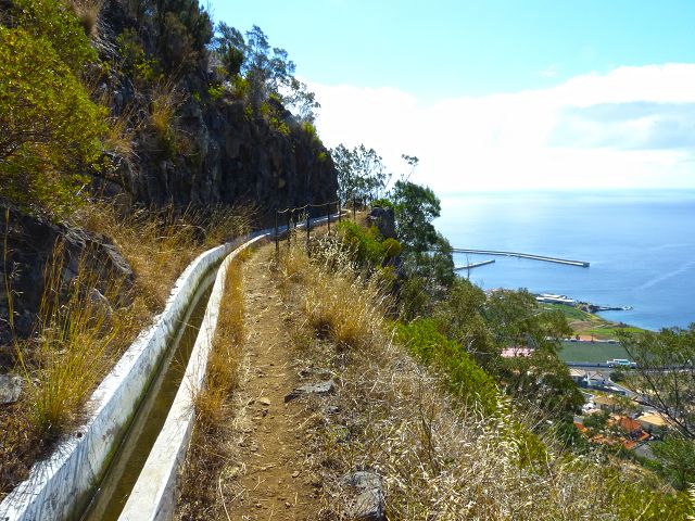 20.07.2014 Canical, Pico Castanho, Pico do Facho, Canical — In Fliessrichtung bis zum Aufstieg zum Pico das Rocadas — Foto 11