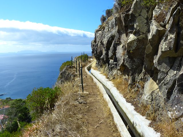20.07.2014 Canical, Pico Castanho, Pico do Facho, Canical — In Fliessrichtung bis zum Aufstieg zum Pico das Rocadas — Foto 16
