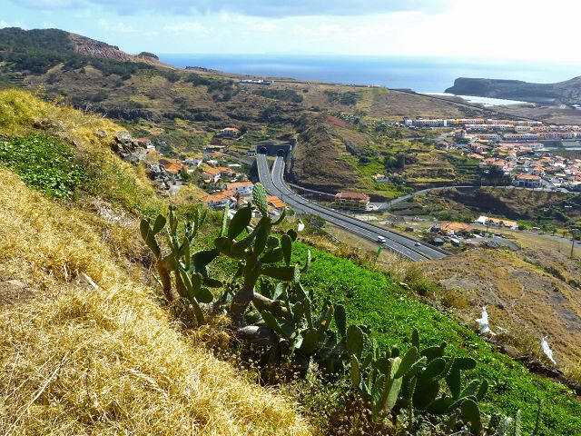 20.07.2014 Canical, Pico Castanho, Pico do Facho, Canical — In Fliessrichtung bis zum Aufstieg zum Pico das Rocadas — Foto 19