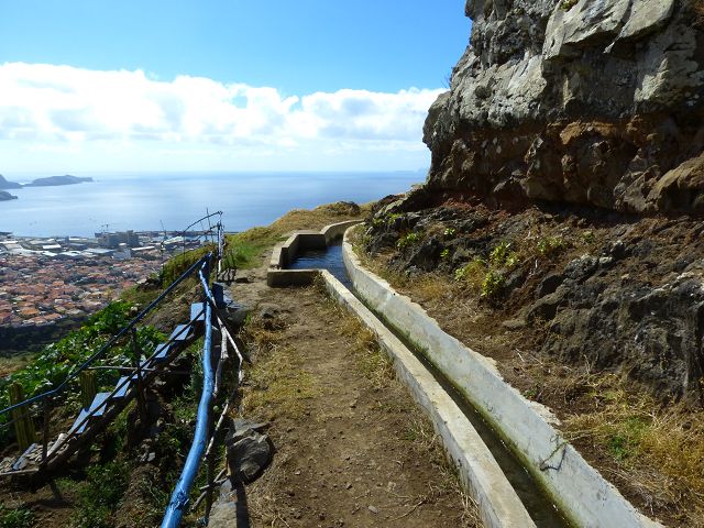 20.07.2014 Canical, Pico Castanho, Pico do Facho, Canical — In Fliessrichtung bis zum Aufstieg zum Pico das Rocadas — Foto 22
