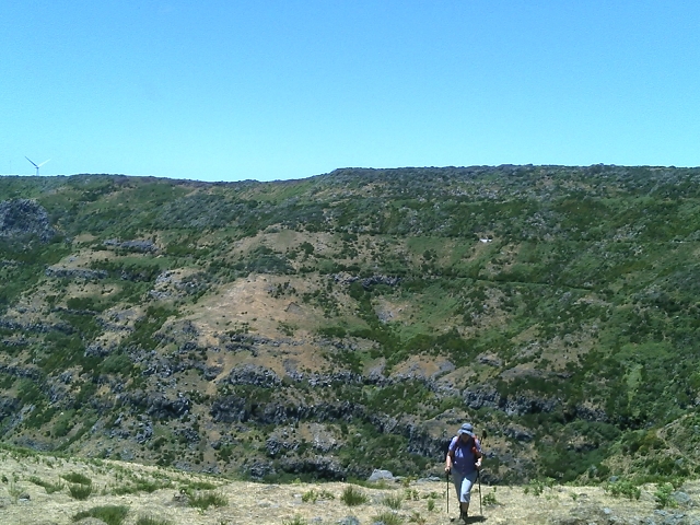 Die untere Linie am Cacalhorand ist der Haupast, oberhalb mit der weissen Bachverbauung der Seitenast