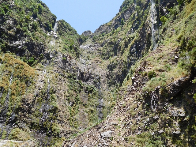21.07.2015 Cascalho von Pedras, Levada das Rabaças und Lombo do Mouro — Im westlichen Cascalho-Kessel — Foto 7