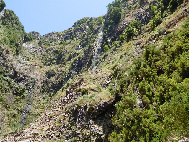 21.07.2015 Cascalho von Pedras, Levada das Rabaças und Lombo do Mouro — Im westlichen Cascalho-Kessel — Foto 8