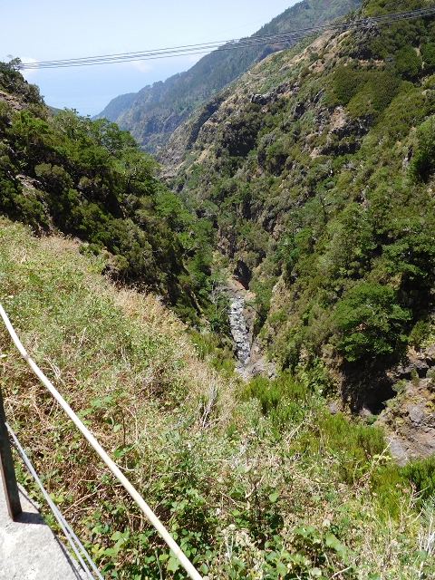 21.07.2015 Cascalho von Pedras, Levada das Rabaças und Lombo do Mouro — Im westlichen Cascalho-Kessel — Foto 15