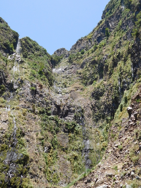 21.07.2015 Cascalho von Pedras, Levada das Rabaças und Lombo do Mouro — Im westlichen Cascalho-Kessel — Foto 19