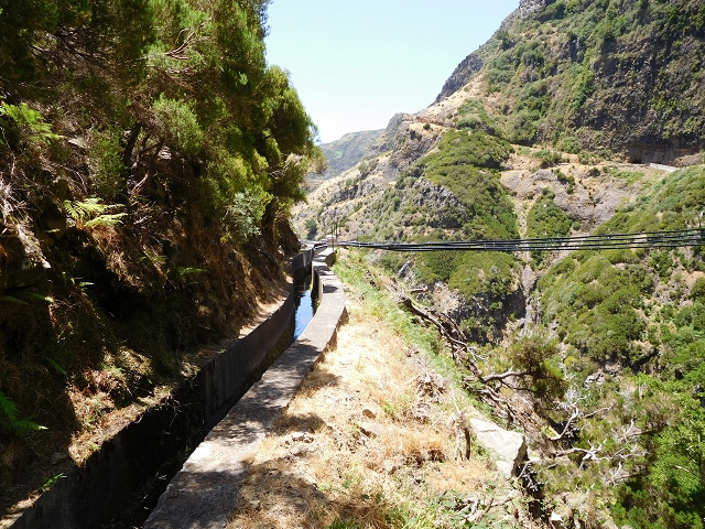 21.07.2015 Cascalho von Pedras, Levada das Rabaças und Lombo do Mouro — Im westlichen Cascalho-Kessel — Foto 23