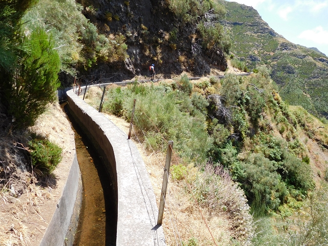 21.07.2015 Cascalho von Pedras, Levada das Rabaças und Lombo do Mouro — Zurück auf der Levada das Rabacas zum Tunnel — Foto 1