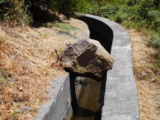 21.07.2015 Cascalho von Pedras, Levada das Rabaças und Lombo do Mouro — Zurück auf der Levada das Rabacas zum Tunnel — Foto 10