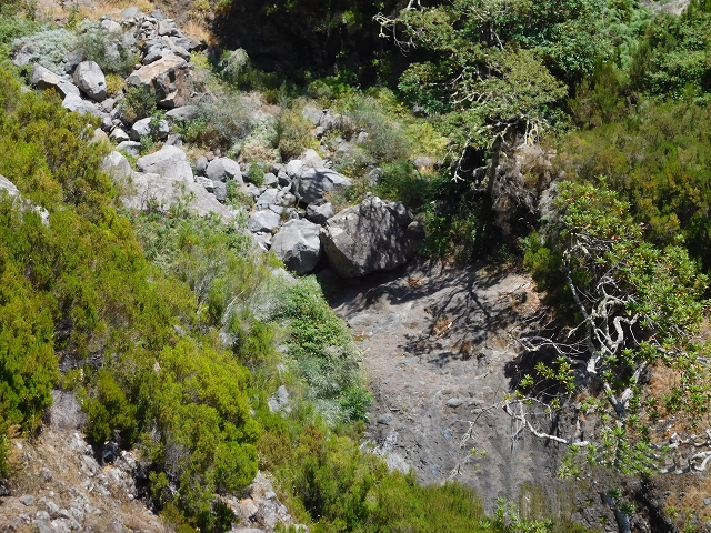 21.07.2015 Cascalho von Pedras, Levada das Rabaças und Lombo do Mouro — Zurück auf der Levada das Rabacas zum Tunnel — Foto 12