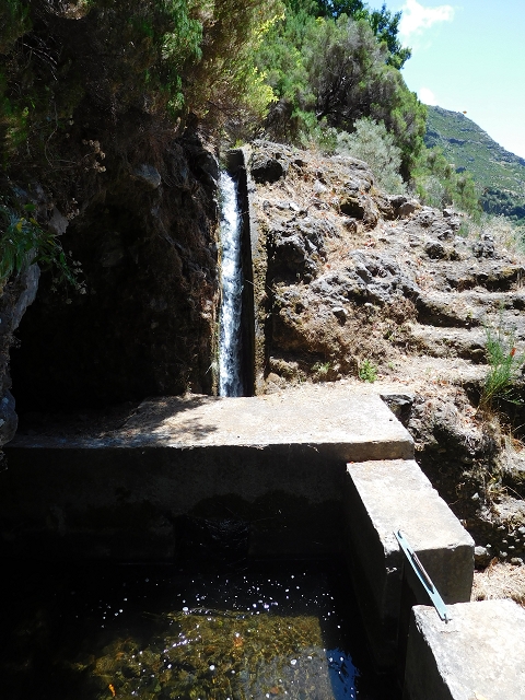 21.07.2015 Cascalho von Pedras, Levada das Rabaças und Lombo do Mouro — Zurück auf der Levada das Rabacas zum Tunnel — Foto 16