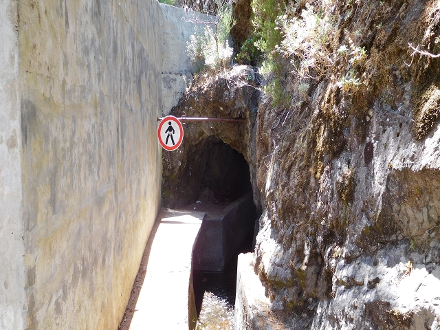 21.07.2015 Cascalho von Pedras, Levada das Rabaças und Lombo do Mouro — Östlicher Tunnelausgang und Levada das Rabacas. — Foto 1