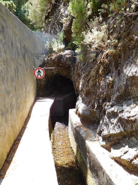 21.07.2015 Cascalho von Pedras, Levada das Rabaças und Lombo do Mouro — Östlicher Tunnelausgang und Levada das Rabacas. — Foto 2