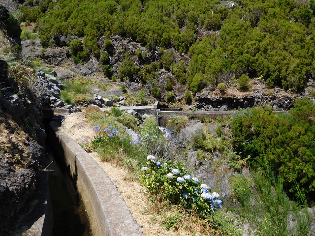 21.07.2015 Cascalho von Pedras, Levada das Rabaças und Lombo do Mouro — Östlicher Tunnelausgang und Levada das Rabacas. — Foto 4