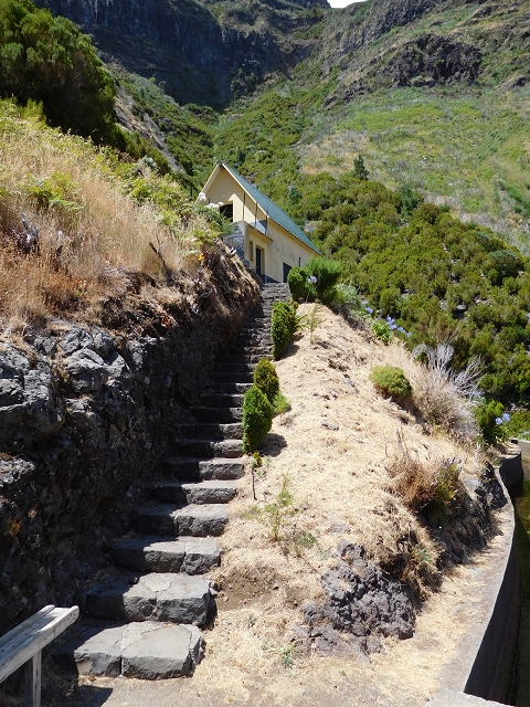 21.07.2015 Cascalho von Pedras, Levada das Rabaças und Lombo do Mouro — Östlicher Tunnelausgang und Levada das Rabacas. — Foto 7