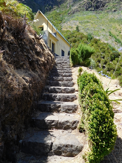 21.07.2015 Cascalho von Pedras, Levada das Rabaças und Lombo do Mouro — Östlicher Tunnelausgang und Levada das Rabacas. — Foto 8