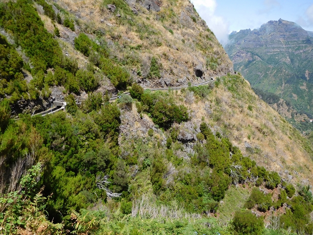 21.07.2015 Cascalho von Pedras, Levada das Rabaças und Lombo do Mouro — Östlicher Tunnelausgang und Levada das Rabacas. — Foto 9