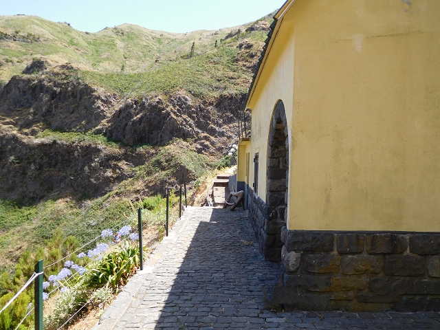 21.07.2015 Cascalho von Pedras, Levada das Rabaças und Lombo do Mouro — Östlicher Tunnelausgang und Levada das Rabacas. — Foto 10