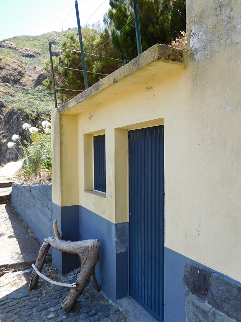 21.07.2015 Cascalho von Pedras, Levada das Rabaças und Lombo do Mouro — Östlicher Tunnelausgang und Levada das Rabacas. — Foto 11