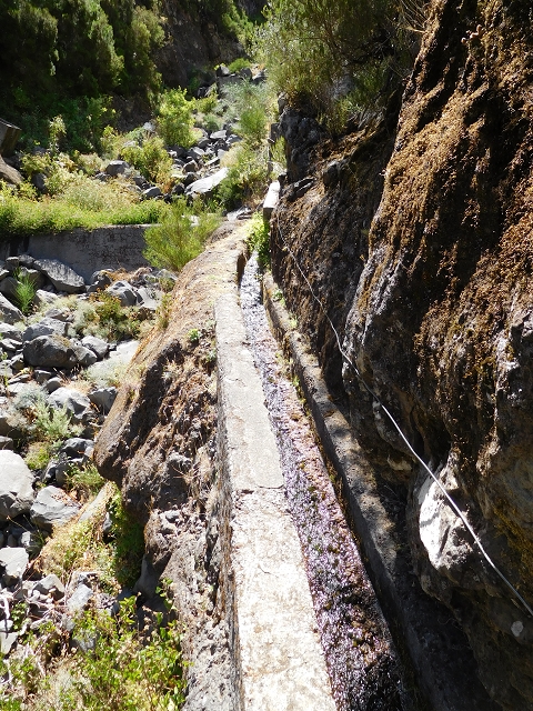 21.07.2015 Cascalho von Pedras, Levada das Rabaças und Lombo do Mouro — Aufstieg zur 'Sergio'-Tafel — Foto 5