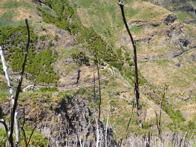 21.07.2015 Cascalho von Pedras, Levada das Rabaças und Lombo do Mouro — Aufstieg zur 'Sergio'-Tafel — Foto 26