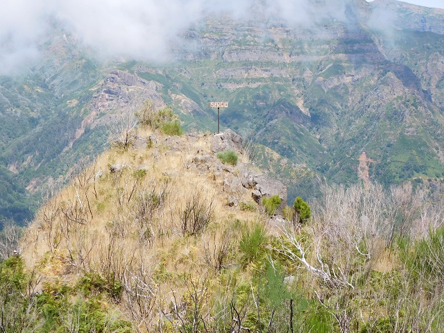 21.07.2015 Cascalho von Pedras, Levada das Rabaças und Lombo do Mouro — Aufstieg zum Lombo do Mouro-Haus, ER-110 und nach Pedras. — Foto 1
