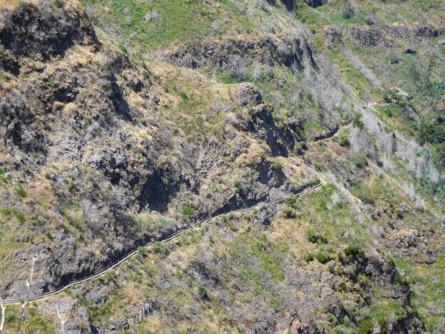 21.07.2015 Cascalho von Pedras, Levada das Rabaças und Lombo do Mouro — Aufstieg zum Lombo do Mouro-Haus, ER-110 und nach Pedras. — Foto 3